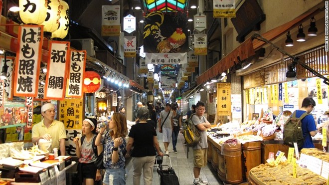 Khu chợ 400 năm tuổi Nishiki bán đủ thứ, từ cá tươi, rượu sake đến các loại donut. Để đi hết chợ du khách cũng phải mất đến vài giờ đồng hồ.